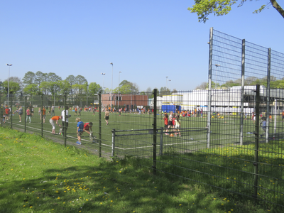 907976 Afbeelding van de Koningsspelen, georganiseerd voor schoolkinderen, op het Sportpark Loevenhoutsedijk, vanaf het ...